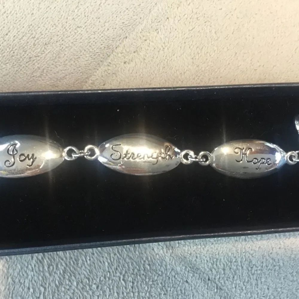 Reversible Silvertone Bracelet Adjustable. - Picture 5 of 8